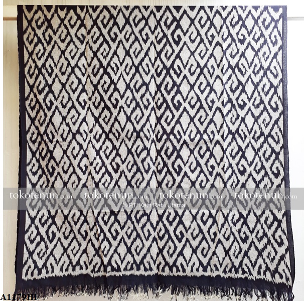 KAIN TENUN IKAT MOTIF BUNA