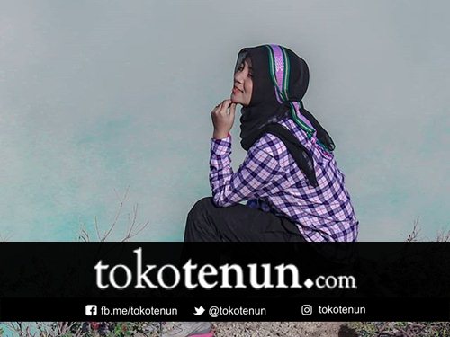 Traveler Memakain Ikat Kepala dari Kain Tenun