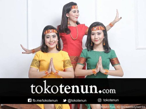 Model Baju Toraja Wanita