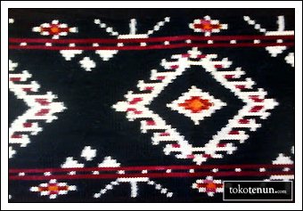 sebutkan motif atau gambar dari tenunan rote ndao 