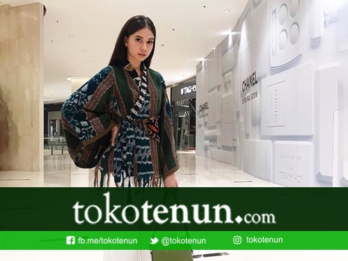 gaya busana artis menggunakan tenun
