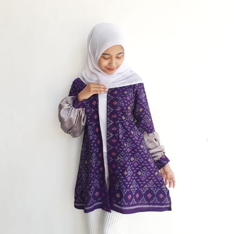 kain satin polos pada baju tenun